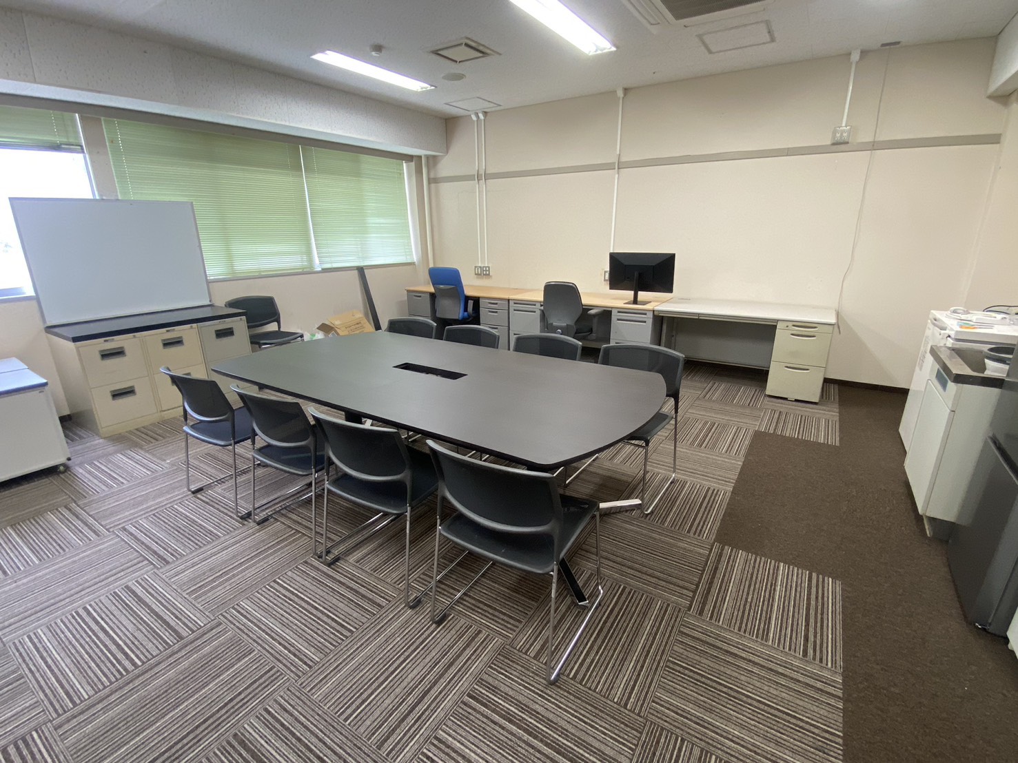 納品事例】中古オフィス家具で一式導入｜新品の半額以下で理想の 